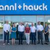 Sabine Dittmar (Vierte von links) informierte sich bei mannl + hauck in Haßfurt über innovative Hilfsmittelversorgungen und komplexe Verwaltungsstrukturen im Gesundheitswesen. Links und rechts von ihr: Die Inhaber Uwe Hauck und Udo Mannl.