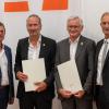 Ehrungen bei der VR-Bank Gerolzhofen: Aufsichtsratsvorsitzender Horst Herbert (rechts) und der Regionaldirektor Roland Streng (links) ehrten die beiden ausscheidenden Vorstände Klaus Henneberger (2. von links) und Hubert Zinkl.