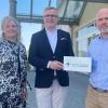 Mandy Leonhardt-Meyer (Wir für Gesundheit GmbH, Regionalleiterin Kooperationsmanagement Süd), Silvio Rahr (Wir für Gesundheit GmbH, Geschäftsführer) und Dr. Simon Machnik (Fachklinikum Mainschleife GmbH, Geschäftsführer) bei der Siegelübergabe.