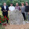 Feierliche Enthüllung des Gedenksteins zur Flurneuordnung Bad Mergentheim-Edelfingen am Radweg zwischen Bad Mergentheim und Edelfingen am Auenbiotop (von links): Dezernent Werner Rüger, Manfred Freund, Oberbürgermeister Udo Glatthaar, Martin Balz, Harald Bauer, Karin Stephan, Anja Kraft und Dieter Ziesel.