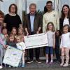 Elternbeirat und Leitung des Montessori-Kinderhauses St. Sebastian in Kolitzheim übergeben den symbolischen Spendenscheck an die Kindertafel.