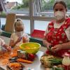 Der Familienstützpunkt Wiesentheid hat einen Kochkurs für deutsche Küche organisiert. So lernen die ukrainischen Familien deutsche Produkte kennen und damit zu kochen.