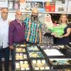In der Langgasse 29 in Karlstadt gibt es jetzt einen Laden mit orientalischen Haushaltswaren. Das Bild zeigt (von links) die Helfer Moamo Salah, Ali Nedal, Drar Heza, Mohamad Fares, das Ehepaar Samir Alsaka und Narjs Hasoon sowie von der Integrationsfachstelle die Leiterin Sakine Azodanlou und Dolmetscherin Rafah Wassouf.