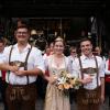 Gut gelaunt begrüßte Weinprinzessin Anna-Lena Zehnter (Mitte) ihre Gäste und begab sich anschließend auf ihre Weinfestrunde, um mit allen Gästen persönlich anzustoßen. Begleitet wurde sie dabei von Fabio Plath (links) und Benjamin Jakob (rechts) vom Burschenverein Sommerach. Gut gelaunt begrüßte Weinprinzessin Anna-Lena Zehnter (Mitte) ihre Gäste und begab sich anschließend auf ihre Weinfestrunde, um mit allen Gästen persönlich anzustoßen. Begleitet wurde sie dabei von Fabio Plath (links) und Benjamin Jakob (rechts) vom Burschenverein Sommerach.