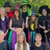 Das Ensemble des dramatischen Vereins Niederwerrn für das Kindertheater "Der zerbrochene Kristall".
