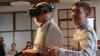 Bürgermeister Stefan Paulus taucht unter Anleitung eines Studenten des Studiengangs Geovisualisierung via Virtual-Reality in einen Entwurf des Maininformationszentrums ein. 