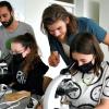 Tamina Hartmann (rechts) und Magdalena Leeb fanden unter dem Mikroskop Plastikteilchen. Max Kortmann (rechts) und Sebastian Pohl leiteten den Workshop im Gymnasium Bad Königshofen.