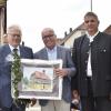 Bürgermeister Claus Bittenbrünn (links) und Ortssprecher und Zweiter Bürgermeister Alexander Krauser (rechts) bedankten sich bei dem großzügigen Spender Wolfgang Reuther. Bürgermeister Claus Bittenbrünn (links) und Ortssprecher und Zweiter Bürgermeister Alexander Krauser (rechts) bedankten sich bei dem großzügigen Spender Wolfgang Reuther.
