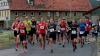 Setzte sich schnell an die Spitze: Halbmarathon-Sieger Uwe Bäuerlein (ganz links), hier beim Start von Halbmarathon und Hauptlauf.