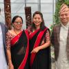 Indra Prassad Shilpakar (rechts), preisgekrönter Schnitzer aus Nepal, zeigt einige seiner Werke in der Gärtnerei Benkert in Waigolshausen. Links sein Vater Indra Kaji Shilpakar, ebenfalls Schnitzer, daneben Mutter Pran Maya und Schwester Rabeeta Shilpakar.