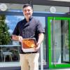 Sachertorte eisgekühlt: Waseem Matthaus mit seinem prämierten Eis vor seiner neuen Eisdiele in Gerbrunn. 