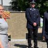 Bürgermeister Wolfgang Seifert und Staatsekretärin Dittmar bei der Niederlegung des Ehrenkranzes der Gemeinde Wülfershausen.
