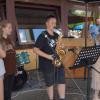 Die Schulband unterhielt mit toller Musik das Publikum. Die Schulband unterhielt mit toller Musik das Publikum.
