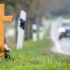 Ein Kreuz am Straßenrand - Symbol für einen tödlichen Autounfall. Zwei Nachwuchsspieler des TSV Rain/Lech starben am Sonntagabend.
