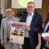 Oberbürgermeister Andreas Starke überreichte Akademieleiter Markus Starklauf eine Dankes-Urkunde der Stadt Bamberg, mit dabei Konrad Göller (rechts), Vorsitzender des Hospizvereins, und stellvertretender Landrat Bruno Kellner (links).