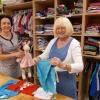 Zum Mütterzentrum gehört ein Second-Hand-Laden, den Petra Kellner (rechts) – hier mit einer Kundin – ehrenamtlich leitet. Zum Mütterzentrum gehört ein Second-Hand-Laden, den Petra Kellner (rechts) – hier mit einer Kundin – ehrenamtlich leitet.