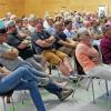 Aufmerksame Zuhörerinnen und Zuhörer bei der Bürgerversammlung in der Mehrzweckhalle Bergtheim.