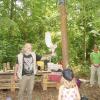 Harald Dellert von der Greifvogelauffangstation Oberdürrbach zeigt den Kindern das weiße Federkleid unter den Flügeln einer Schleiereule. Harald Dellert von der Greifvogelauffangstation Oberdürrbach zeigt den Kindern das weiße Federkleid unter den Flügeln einer Schleiereule.