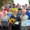 Die Klasse 7a erhielt den Kreativpreis von Hanna Strauch (vorne links) vom Zentrum für Prävention und Gesundheitsförderung im Bayerischen Landesamt für Gesundheit und Lebensmittelsicherheit. Ebenso stolz auf die Leistung der 7a sind Projektleiterin Katharina Kuck (Bildmitte), Bürgermeister Thomas Stamm und Realschuldirektor Matthias Schmitt.