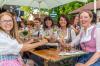 Zahlreiche Menschen besuchten am Freitag bei sommerlichen Temperaturen und ausgelassener Stimmung das Homburger Weinfest in Triefenstein.