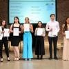 Kultusminister Prof. Piazolo überreicht die Urkunden an die unterfränkischen Stipendiatinnen und Stipendiaten. Auf dem Foto rechts: Ghina Albernawi vom Deutschhaus-Gymnasium.