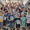 Im Martin-Pollich-Gymnasium wurden nach den Prüfungen die Abzeichen und Urkunden übergeben. Auf dem Foto rechts Renate Haag, Kreisvorsitzende NBMB, links Max Mages, Bezirksvorsitzender NBMB.