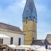 Auftritt der Kinder der Volks- und Winzertanzgruppe unterm Glockenturm am Engelsberg.