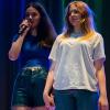 Gänsehautmomente beim Gesang der ukrainischen Schülerin Emilia Pekar (links) mit der russischstämmigen Schülerin Alexandra Schwarzkopf beim OMG-Sommerkonzert.