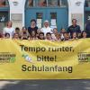 Die Übergabe an die Schulen fand im Beisein des Vorsitzenden der Verkehrswacht, Adi Schön, der Verkehrserzieherinnen der Polizeiinspektion Schweinfurt, PHMin Hannah Schanz und PHMin Silke Bullinger, stellvertretend vor der Körnerschule mit Direktorin Ute Schöder und der Fachberaterin Christine Wolf statt.