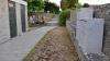 Die kürzlich aufgebaute Urnenwand im Kleinrinderfelder Friedhof (rechts) liegt genau gegenüber der Toilettenanlage. Deshalb beschloss der Gemeinderat einen neuen Standort, links von der Aussegnungshalle.