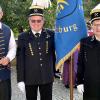 Fahnenabordnung mit dem Vorsitzenden der Stiftung.