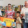 Das Foto zeigt Günther Jira, Alexis Lender und Röthleins zweiten Bürgermeister Martin Weth, sowie zwei eifrige Nutzer der Bücherei bei der offiziellen Übergabe des „Lesezeichens“.