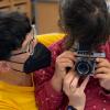 Michaela Ertelt, Vorsitzende des Fotoclubs Würzburg, mit einer Schülerin.