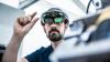 Handwerk ist mehr als Handarbeit: Das Bild zeigt einen Beschäftigten mit einer Augmented-Reality-Brille, die die klassische Arbeit digital unterstützt.