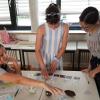Beim Workshop "Schokolade" im Rahmens des Fairtrade-Projekttags konnten die Sechstklässer/innen des Celtis-Gymnasiums unter anderem eine echte Kakaobohne unter die Lupe nehmen.