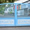 Hinter diesem Eingangstor sollen die sechs Container für die temporäre Erweiterung des Retzstadter Kindergartens aufgebaut werden.