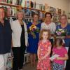 Die Bücherei in Sommerach feierte ihren 40. Geburtstag und es gab ein Bücherquiz für Kinder. Über einen Büchergutschein freuten sich die Gewinnerinnen Helena Geerdes (vorne links) und Klara Jakob. Außerdem gratulierten (von links) Bürgermeisterin Elisabeth Drescher, Roswitha Dorobek von der Katholische Büchereifachstelle der Diözese Würzburg sowie Pater Philippus Eichenmüller (rechts) den Frauen des Büchereiteams bestehend aus (weiter von links) Sabine Schramm, Irmgard Gündert und Helga Lehmeyer.