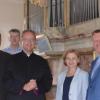 Vor der barocken Seuffert-Orgel: Diözesanmusikdirektor Gregor Frede, Christoph Kätzel (OrgelbauwerkstattFranz Heissler, Markelsheim), Pfarrer Klaus Weber (Pfarreiengemeinschaft Tückelhausen), Maria Kräuter (Kirchenpflegerin und Organistin) und Bürgermeister Peter Juks.