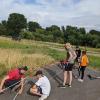 Zur Veranschaulichung wurden die geplanten Rampen gemeinsam mit den Jugendlichen mit Kreide auf dem Festplatz aufgezeichnet. Zur Veranschaulichung wurden die geplanten Rampen gemeinsam mit den Jugendlichen mit Kreide auf dem Festplatz aufgezeichnet.