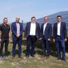 Gemeinschaftlich haben die Ökostrom Franken Gmbh und Gemeinde das Solarkraftwerk auf den Weg gebracht. Das Foto zeigt die Umsetzungsgegleiterin der ILE Schweinfurter Mainbogen Ursula Weidinger, THomas Vogel (zeitgeist engineering), Michael Kollach, Bürgermeister Peter Gehring, Martin Grimmeisen und René Lukas (Stadtwerke Stein).