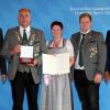 Auf dem Foto (von links): Erster Landesschützenmeister Christian Kühn, erster Schützenmeister und erster Gauschützenmeister Axel Höfler, Festausschussmitglied Michaela Höfler, Vorstandschaftsmitglied Lorenz Höfler, Innenminister Joachim Herrmann. Auf dem Foto (von links): Erster Landesschützenmeister Christian Kühn, erster Schützenmeister und erster Gauschützenmeister Axel Höfler, Festausschussmitglied Michaela Höfler, Vorstandschaftsmitglied Lorenz Höfler, Innenminister Joachim Herrmann.