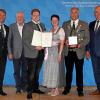 Das Foto zeigt (von links): Erster Landesschützenmeister Christian Kühn, zweiter Bezirksschützenmeister Ulli Schmitt, Kreisrat Manfred Goldkuhle, Vorstandschaftsmitglied Lorenz Höfler, Festausschussmitglied Michaela Höfler, erster Schützenmeister und Gauschützenmeister Axel Höfler, Innenminister Joachim Herrmann, erster Bezirksschützenmeister Mathias Dörrie.