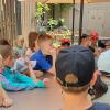 Winzer Martin Mößlein erklärt den Kindern der Grundschule den Weg von der Traube zum Wein. Winzer Martin Mößlein erklärt den Kindern der Grundschule den Weg von der Traube zum Wein.