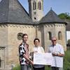 Der Bauförderverein der Kirche will die Achatiuskapelle in Grünsfeld-Hausen barrierefrei ausbauen. Benedikt Gerstner (Jugendbeirat) und Christine Kastner (Kulturverein) überreichen Alfred Beetz einen Scheck von 500 Euro. 