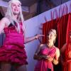 Apoll (Manuel Seemann) hat sich in eine Frau verwandelt - was die Schwestern Athene (Carina Wohlfahrt) und Aphrodite (Sabine Werner) sehr belustigt. Apoll (Manuel Seemann) hat sich in eine Frau verwandelt - was die Schwestern Athene (Carina Wohlfahrt) und Aphrodite (Sabine Werner) sehr belustigt.