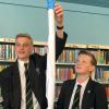 Schüler*innen der Lytham St. Annes High School bauen als Teamaufgabe einen Wasserturm aus Papier.