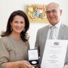 Ordensaushändigung an Hermann Endres durch Landwirtschaftsministerin Michaela Kaniber.