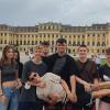 Ein Teil der Gruppe vor dem Schloss Schönbrunn in Wien (von links) Lara Bäuerlein, Celine Schutzbier, Catrin Grau, Sarah Cäsar, Marcel Mix, Justus Ronge (liegend), Lukas Ritz, Linus Rehnen, David Fuchs und Paul Mertins. Ein Teil der Gruppe vor dem Schloss Schönbrunn in Wien (von links) Lara Bäuerlein, Celine Schutzbier, Catrin Grau, Sarah Cäsar, Marcel Mix, Justus Ronge (liegend), Lukas Ritz, Linus Rehnen, David Fuchs und Paul Mertins.