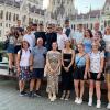 Die Schülerinnen und Schüler vor dem Parlamentsgebäude in Budapest, zusammen mit ihren Lehrkräften Claudia von Hayek und Harald Godron. Die Schülerinnen und Schüler vor dem Parlamentsgebäude in Budapest, zusammen mit ihren Lehrkräften Claudia von Hayek und Harald Godron.