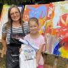 Künstlerin Ronni Zettner mit Carlotta (8), eine Gewinnerin des Malwettbewerbs. Künstlerin Ronni Zettner mit Carlotta (8), eine Gewinnerin des Malwettbewerbs.